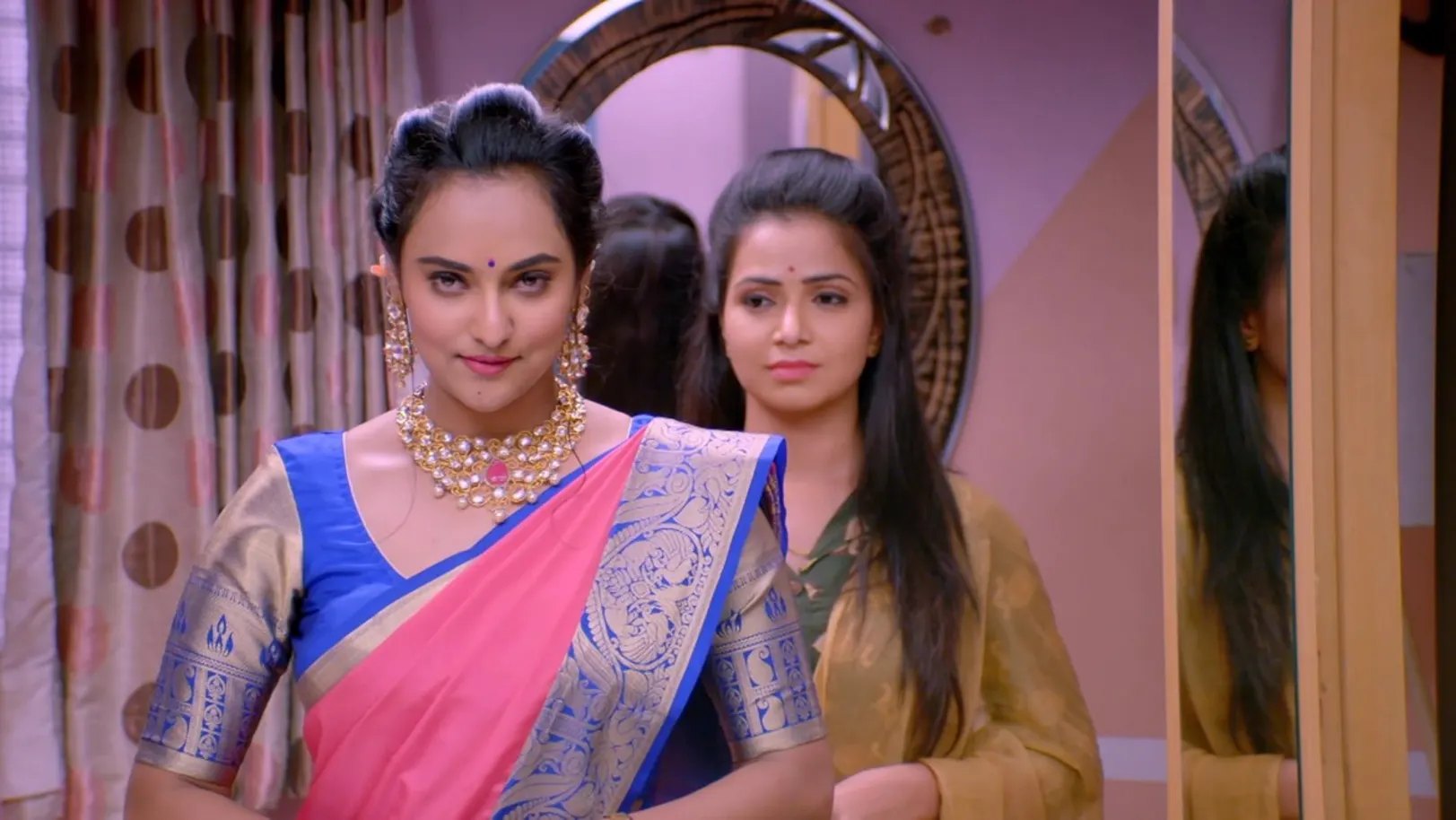 Karthik's mother gifts Divya an expensive necklace 21st December 2020 Webisode