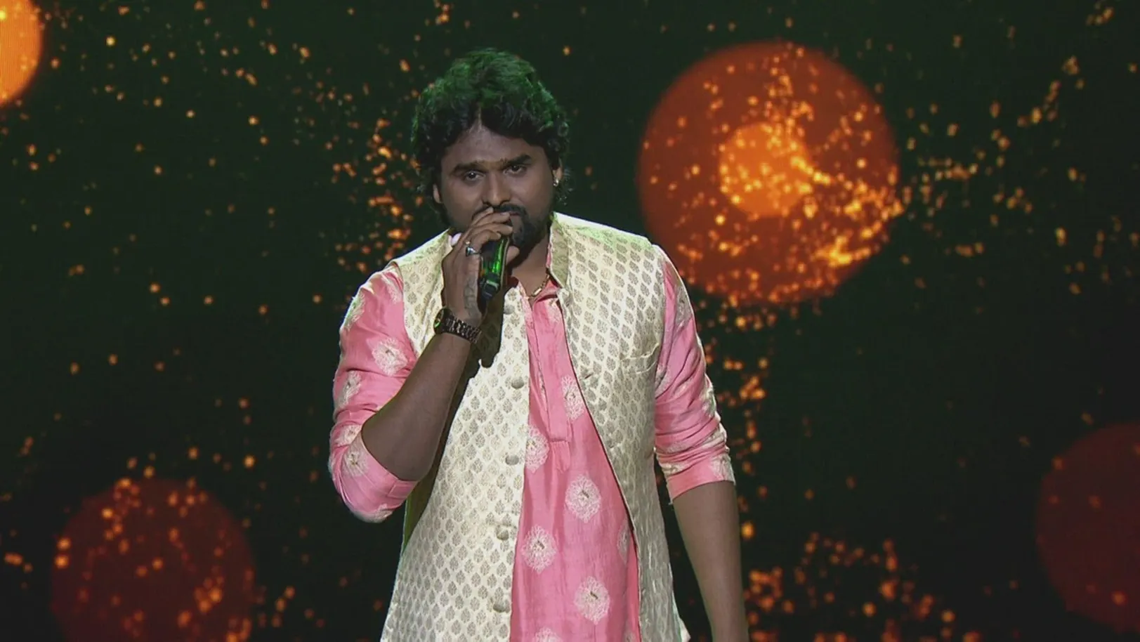 Madhur Shinde performs a devotional song 