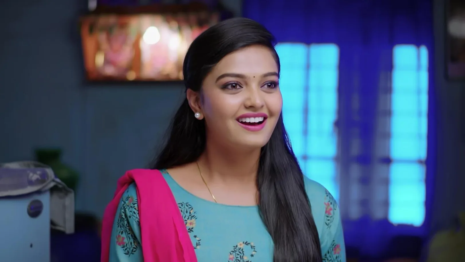 Anu clicks a selfie with her parents 