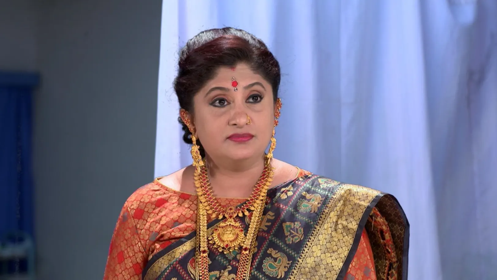 Bujjamma leaves Akshara in a fix - Radhamma Kuthuru 