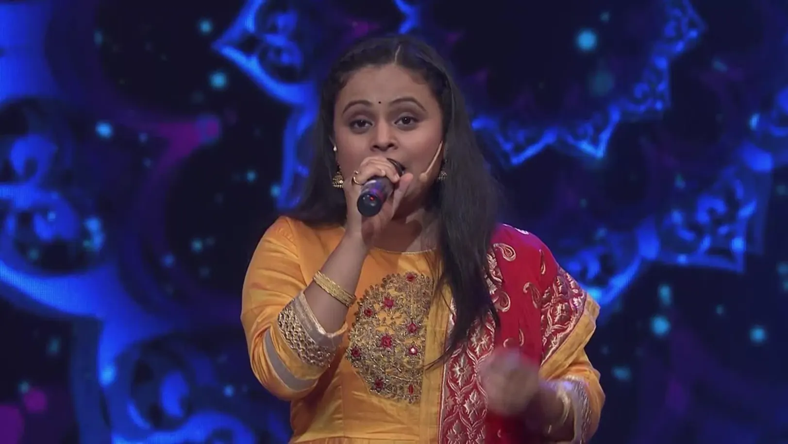 Mugdha Vaishampayan's Beautiful Performance - Chala Hawa Yeu Dya – Highlights 