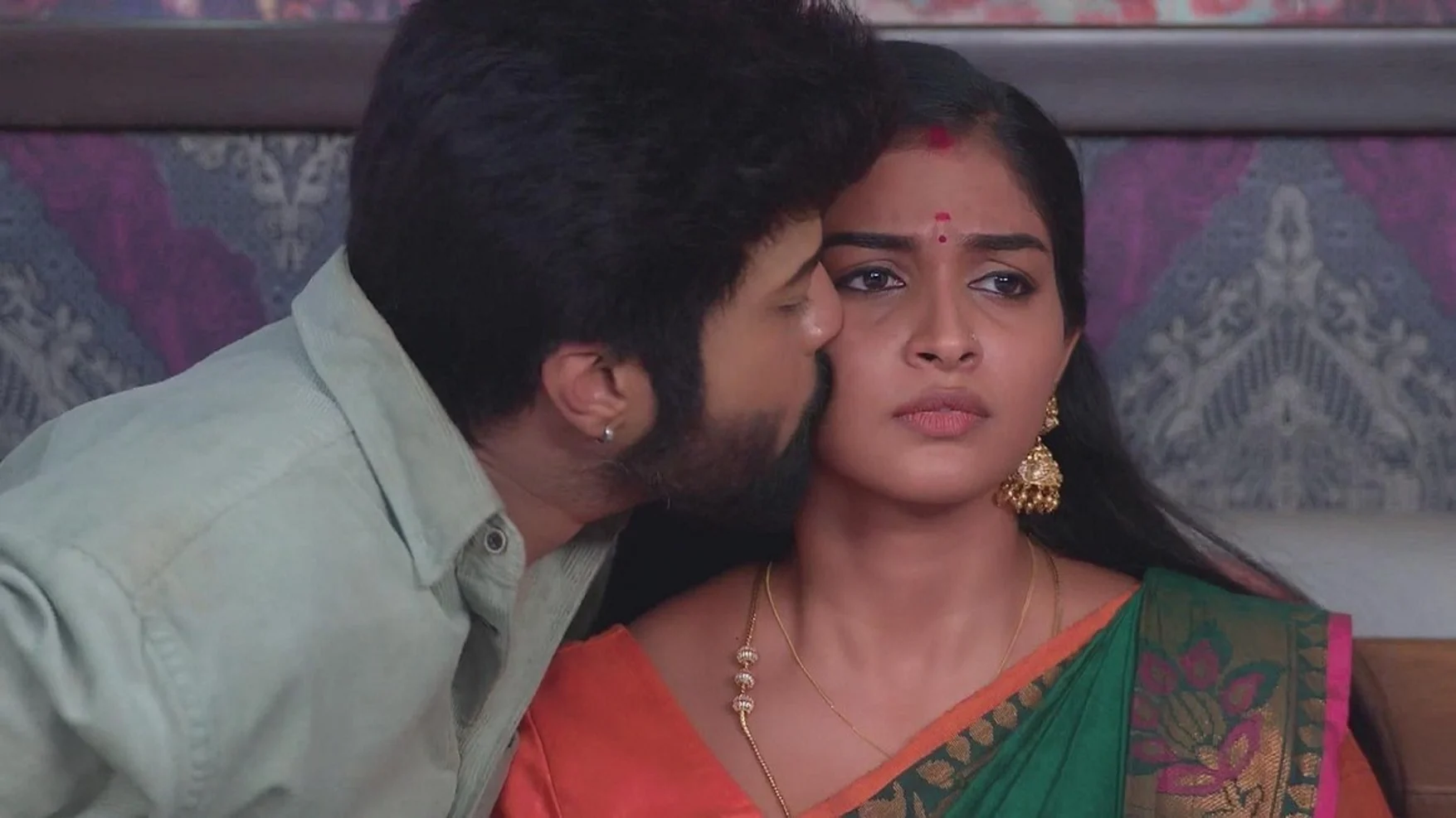 Watch Karthikeyan's Cure for Deepa's Hiccups Karthigai Deepam