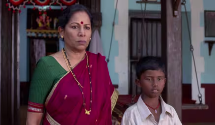 Anna hoodwinks a poor villager - Ratris Khel Chale 2