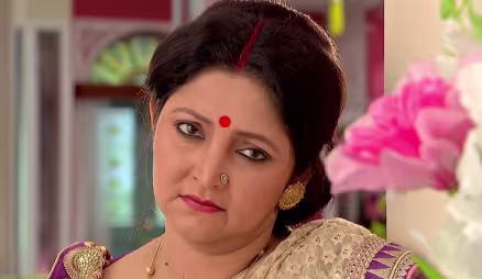 Shukla tries to drown herself - Trinayani