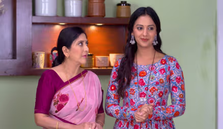 Kulkarni family goes to Abhijit's hotel - Agga Bai Sasubai