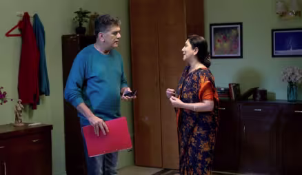 Abhijit calms a panicked Asawari - Agga Bai Sasubai