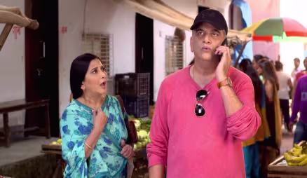 Abhijit and Asawari meet at the market - Agga Bai Sasubai