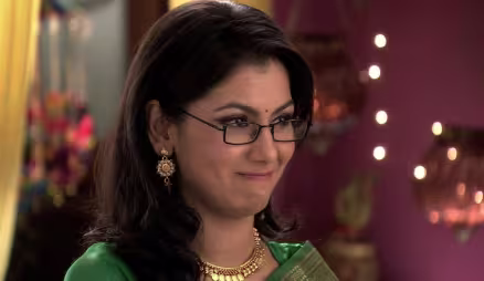 Pragya comforts an upset Rachna - Kumkum Bhagya
