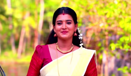 Kannan Gives 'Vishukaineettam' to Karthika