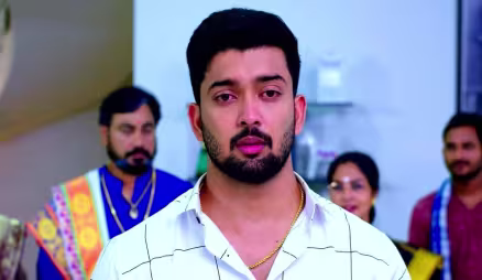 Shreya Refuses to See Devan’s Photo