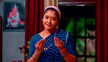 Girija Worships Bhagavantha's Divine Form