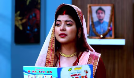 Meenakshi Reads Bablu's English Book