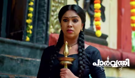 Parvathy Rushes Vishal to the Hospital