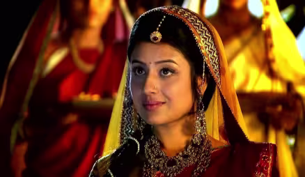 Jodha's Beauty Mesmerises Jalaluddin