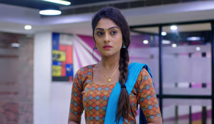 Yashraj Saves Shruthi from Misbehaving Men