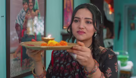 Vasudha Shares a Secret with Her Aunt
