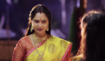 Devamma gives guidance to Trinayani - Trinayani