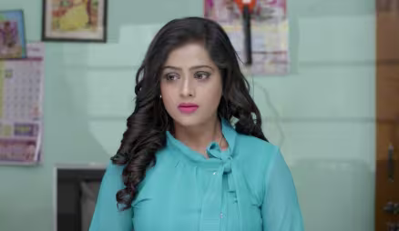 Padma goes to the bank to deposit the cheque - Prema Entha Maduram