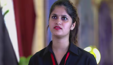 Sandra tries to stop Ravi Varman - Neeyum Njanum