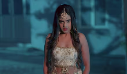 Shivani rushes to buy Digvijay's property - Naagini 2