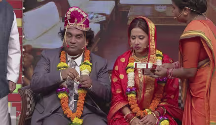 Akshaye Khanna and Padmini Kolhapure as guests - Chala Hawa Yeu Dya