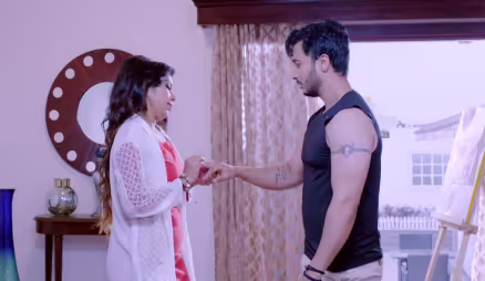 Sathya saves Karthik from the honeybees - Sathya