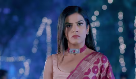 Shivani stunned on hearing a snake charmer's flute - Naagini 2