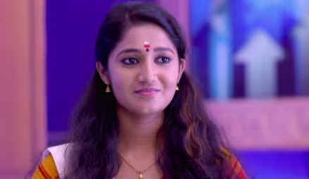 Ravi Varman consoles Sreelakshmi - Neeyum Njanum
