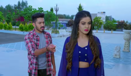 Shivani finds a way to enter Digvijay's house - Naagini 2