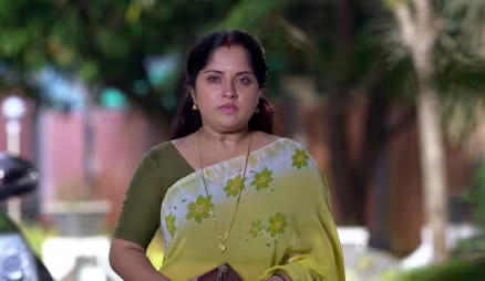 Karunan throws Pavithra out of the house - Karthika Deepam