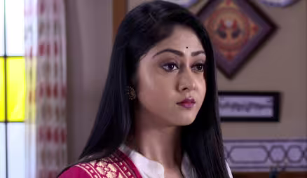 Bishu keeps an eye on Apu - Aparajita Apu
