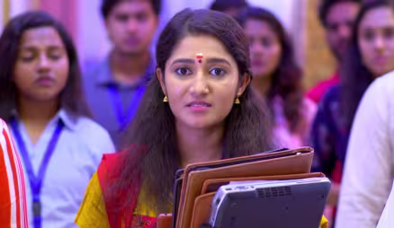 Ravi Varman shouts at Sreelakshmi - Neeyum Njanum