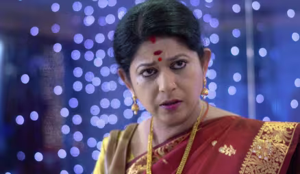 Sandra tries to get Sudarshan drunk - Neeyum Njanum