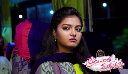 Anu and Arya get off the bus - Prema Entha Maduram