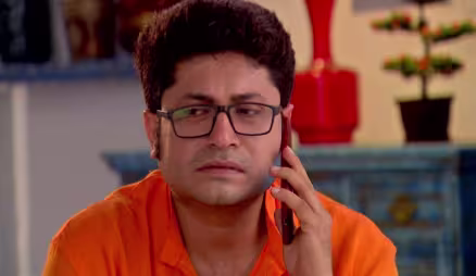 Shyama meets Nikhil on the way - Krishnakoli