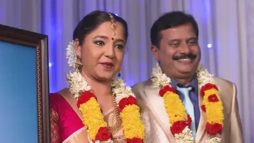 Akhila and Sivaramakrishanan exchange garlands - Chembarathi Episode 8