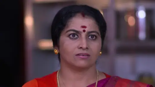 Nandana gifts Sarojini a bracelet - Chembarathi Episode 16