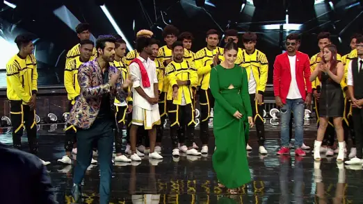 Kareena Kapoor takes the stage with Loyola Dream Team-Dance India Dance - Battle of Champions Episode 3