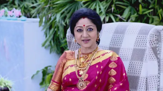 Akhila gifts the winners a beautiful saree - Paaru Saree Contest Episode 1