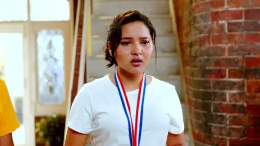 Araj Awards Diya in the Stadium Episode 5