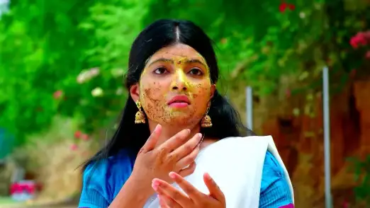 Shreya Hands Her Phone to Vaidehi Episode 9