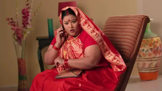 Angoori sees Manmohan following Anita - Bhabi Ji Ghar Par Hai Episode 5