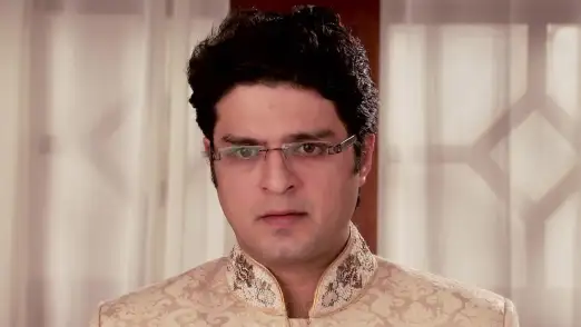 Asad sees Zoya at a 'dargah' - Qubool Hai Episode 1