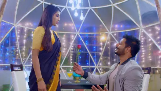 Arjun proposes Vasundhara - Gokulathil Seethai Episode 10