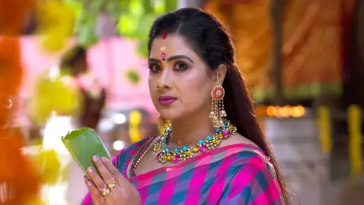 Durga gets suspicious of Priya - Kaiyethum Doorath Episode 6