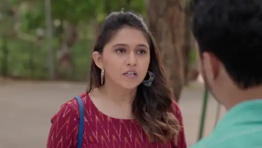 Aditya refuses to give the scarf back - Majha Hoshil Na Episode 12