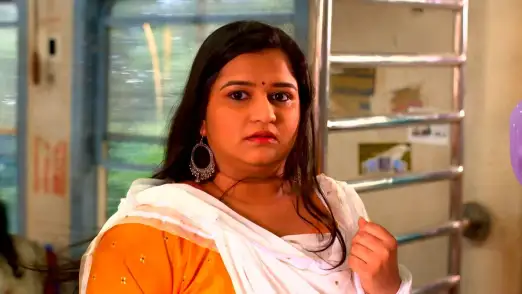 Omkar ignores Malvika's work to meet Sweetu - Yeu Kashi Tashi Me Nandayla Episode 10