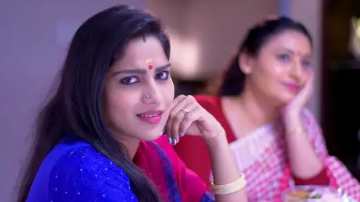 Meera is mesmerised - Manampole Mangalyam Episode 8