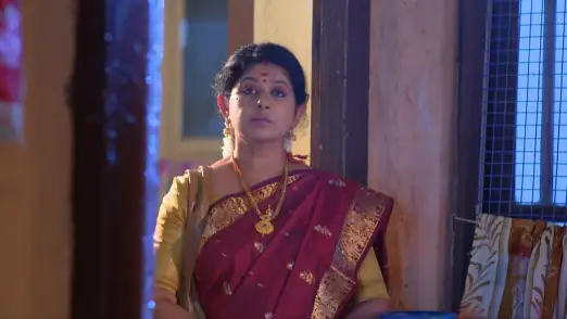 Sudarshan is stunned - Neeyun Njanum Episode 10