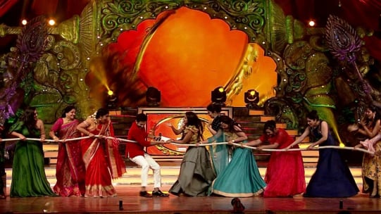 Watch Zee Kutumbam Awards 2018 Nov 1 2018 Full Episode Online In Hd Zee5 Siima 2019 main show full event | telugu. zee telugu tv artists play the rope game